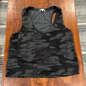 Black camo atheltiv crop tank